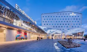 Nowoczesne lotnisko w Eindhoven z hotelem Tulip Inn. Czy na lotnisku w Eindhoven można palić? Sprawdź regulamin przed podróżą.