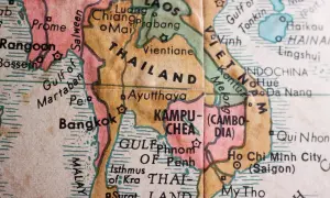 Mapa pokazuje, gdzie leży Tajlandia, obok Laosu, Kambodży i Wietnamu. Widać Bangkok i Zatokę Tajlandzką.