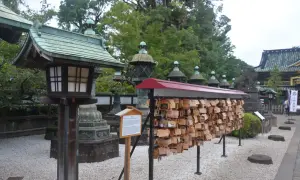 Tradycyjne latarnie i tabliczki z życzeniami w japońskiej świątyni. Warto zobaczyć w Japonii takie miejsca pełne kultury i spokoju.