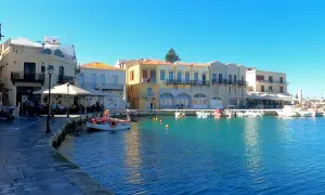 Port w Chanii, Kreta. Wschodnia czy zachodnia część wyspy? Widać kolorowe budynki, łodzie i turkusową wodę.