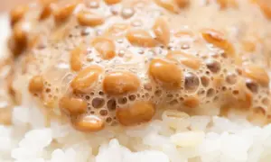 Natto, czyli sfermentowana soja, to popularny element tego, co japończycy jedzą na śniadanie, podawana na ryżu.