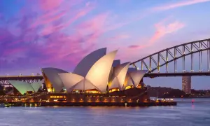 Opera w Sydney i most Harbour Bridge o zachodzie słońca.