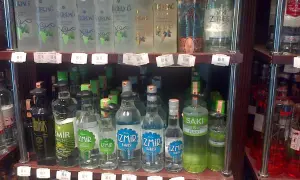 Butelki z alkoholem, w tym rakija i wódka, na półkach sklepowych. Idealne na wakacje z opcją all inclusive w Egipcie.
