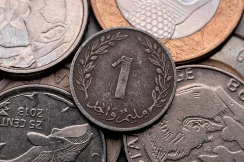 Monety z Tunezji, w tym ta z cyfrą 1, mogą pomóc zrozumieć, jakie napiwki w Tunezji są odpowiednie.