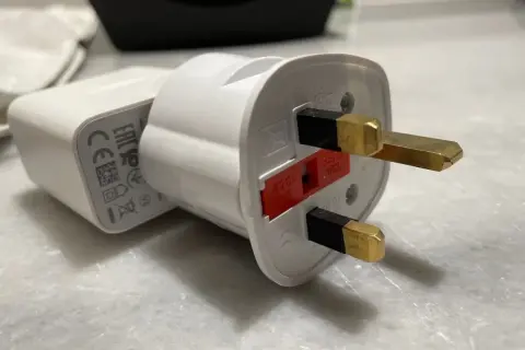 Adapter z wtyczką typu G. Czy w Egipcie są inne gniazdka? Ten adapter ma trzy płaskie bolce.