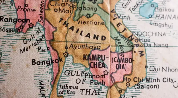 Mapa pokazuje, gdzie leży Tajlandia, obok Laosu, Kambodży i Wietnamu. Widać Bangkok i Zatokę Tajlandzką.