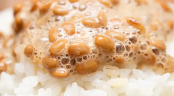 Natto, czyli sfermentowana soja, to popularny element tego, co japończycy jedzą na śniadanie, podawana na ryżu.