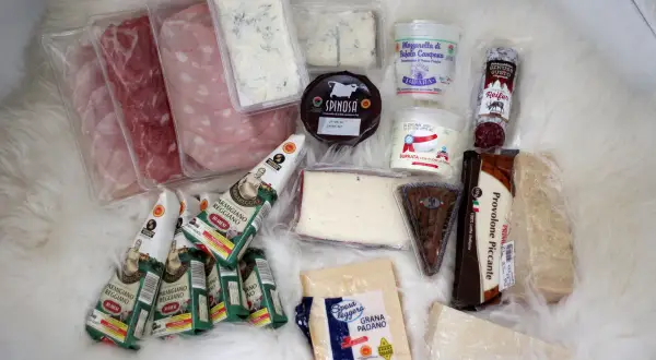 Włoskie sery, wędliny i mozzarella – idealne jedzenie zabrać do Włoch na piknik.
