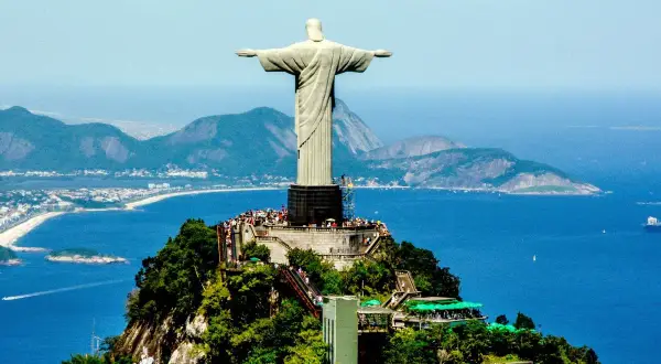 Pomnik Chrystusa Odkupiciela w Rio de Janeiro, symbol tego, co można przywieźć z Brazylii: wspomnienia, kawę i radość życia.