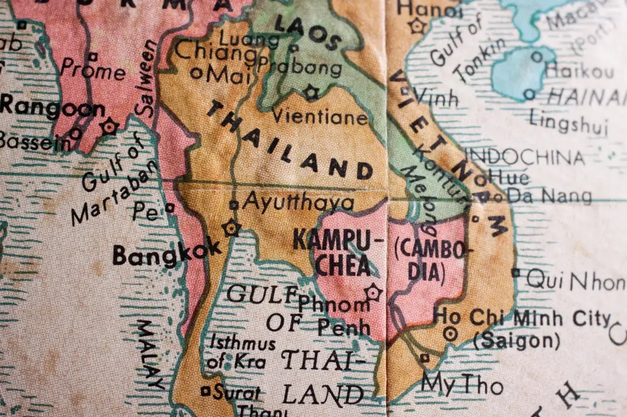 Mapa pokazuje, gdzie leży Tajlandia, obok Laosu, Kambodży i Wietnamu. Widać Bangkok i Zatokę Tajlandzką.