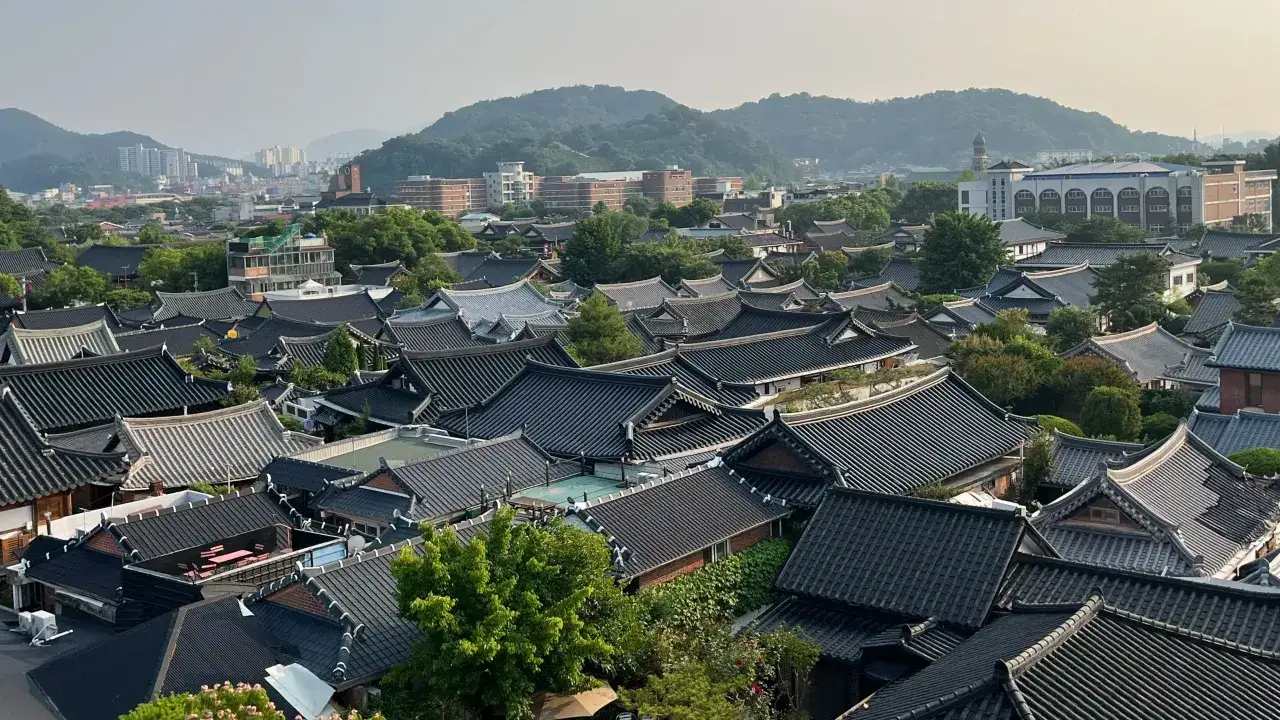 Tradycyjne koreańskie dachy w Jeonju, gdzie można się dowiedzieć, ile kosztuje wyjazd do Korei Południowej.