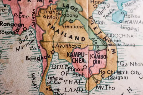 Mapa pokazuje, gdzie leży Tajlandia, obok Laosu, Kambodży i Wietnamu. Widać Bangkok i Zatokę Tajlandzką.