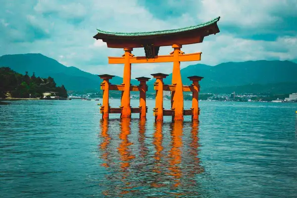 Wielka, pomarańczowa brama torii w morzu, symbol Japonii. Idealne miejsce na wyjazd na własną rękę.