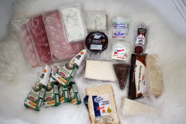 Włoskie sery, wędliny i mozzarella – idealne jedzenie zabrać do Włoch na piknik.